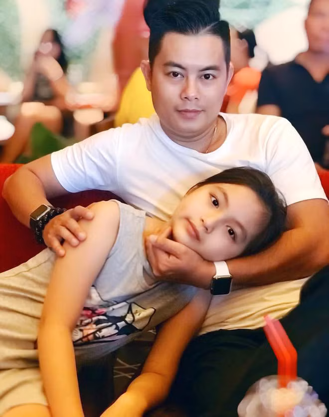 Hiện tại bé bận rộn với việc học văn hóa nên mình chưa cho con tiếp cận nhiều với máy ảnh. Tuy nhiên, cứ sau buổi học hai ba con sẽ đi ăn uống cùng nhau, mình hay nhờ bé chụp ảnh cho ba coi như một cách nâng cao tay nghề", anh Bách Khoa chia sẻ.