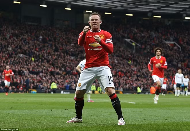 Sau bàn thắng đêm qua vào lưới của Tottenham, Rooney là cầu thủ đầu tiên ghi ít nhất 10 bàn thắng trong 11 mùa giải liên tiếp.