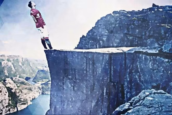 Thủ quân của M.U chuẩn bị thực hiện động tác ngã chuyên nghiệp như một VĐV ưa thích thể thao mạo hiểm.