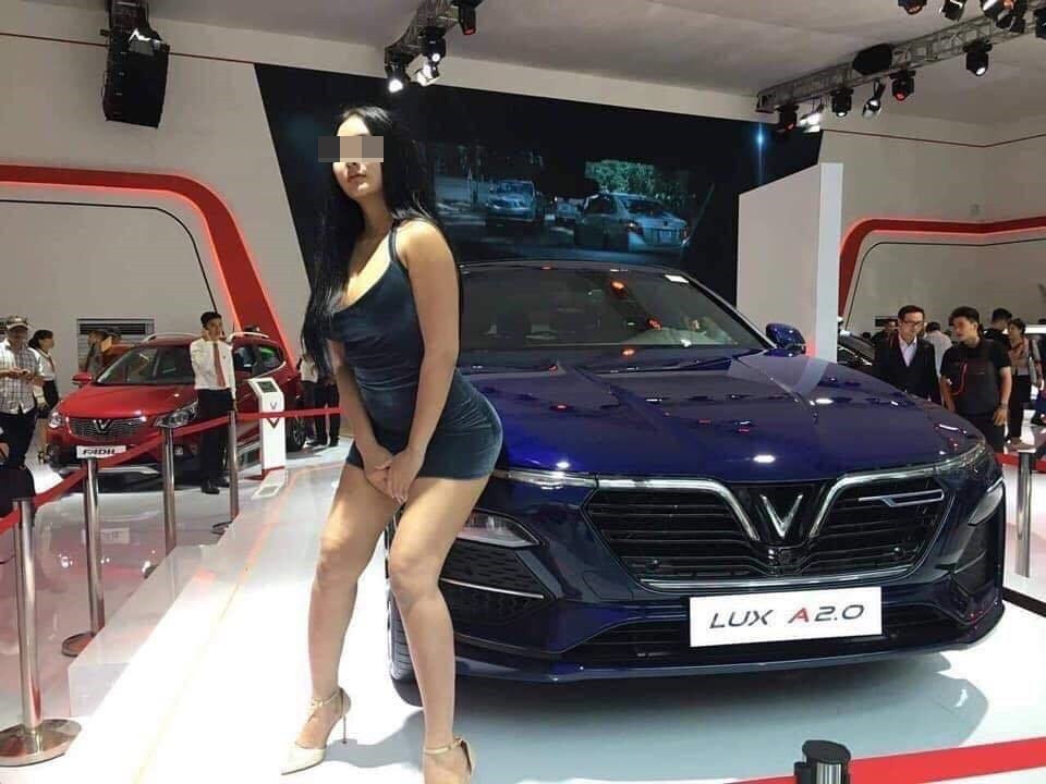 Trong hình, người mẫu "xôi thịt" tạo dáng phản cảm bên ô tô Vinfast diễn chiếc váy hớ hênh, "hở trên thiếu dưới". Thậm chí, trong quá trình chụp ảnh, có thời điểm cô gái này dường như còn cố tình để tuột váy, lộ cả nhũ hoa.