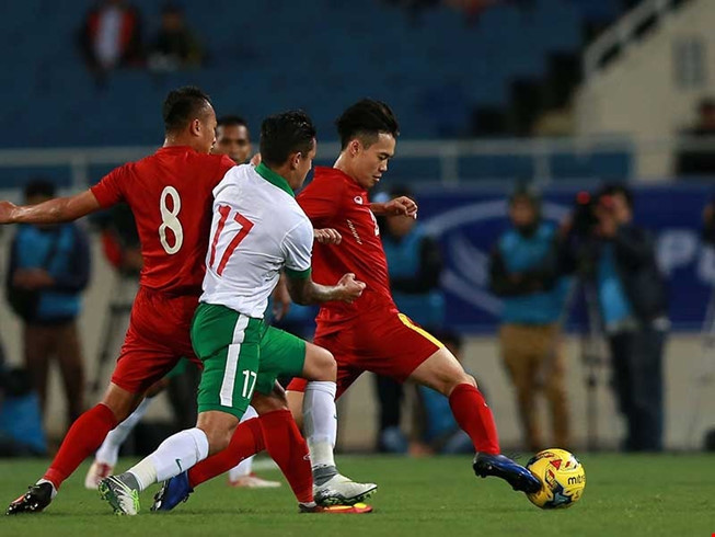 Thậm chí, trên sân Mỹ Đình, thủ môn Nguyên Mạnh bị đuổi khỏi sân và Quế Ngọc Hải phải xỏ găng bắt thay tại AFF Cup 2016.