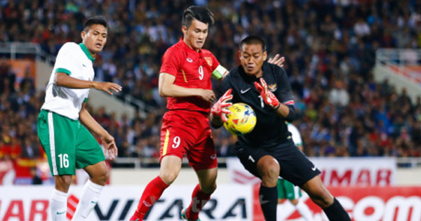 Nhưng ở lượt về, những sai lầm tai hại của hàng thủ khiến Việt Nam thua 2-4 và bị loại trước sự bàng hoàng của hơn 4 vạn khán giả trên sân Mỹ Đình.