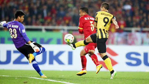 Cụ thể tại AFF Cup 2008, ở trận bán kết lượt đi tiếp Singapore, các cầu thủ đội tuyển Việt Nam bị nhà đương kim vô địch cầm hòa. Rất may, ở bán kết lượt về, bàn thắng duy nhất của tiền đạo Nguyễn Quang Hải giúp Việt Nam thẳng tiến vào chung kết