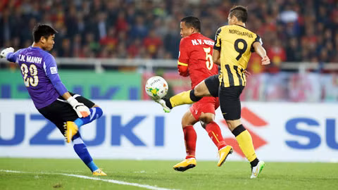 Cụ thể tại AFF Cup 2008, ở trận bán kết lượt đi tiếp Singapore, các cầu thủ đội tuyển Việt Nam bị nhà đương kim vô địch cầm hòa. Rất may, ở bán kết lượt về, bàn thắng duy nhất của tiền đạo Nguyễn Quang Hải giúp Việt Nam thẳng tiến vào chung kết