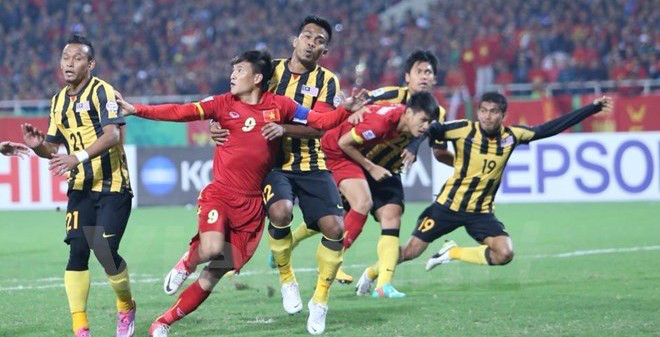 Một năm sau, AFF Cup tiếp tục được tổ chức để đổi sang thể thức 2 năm một lần vào năm chẵn và cuộc chuyển đổi này đã giúp đội tuyển Việt Nam lần đầu tiên có ngôi vương nhưng trong trận bán kết, thầy trò HLV Calisto cũng không thể thoát cái dớp không thắng bán kết trên sân Mỹ Đình vẫn không thể thoát.