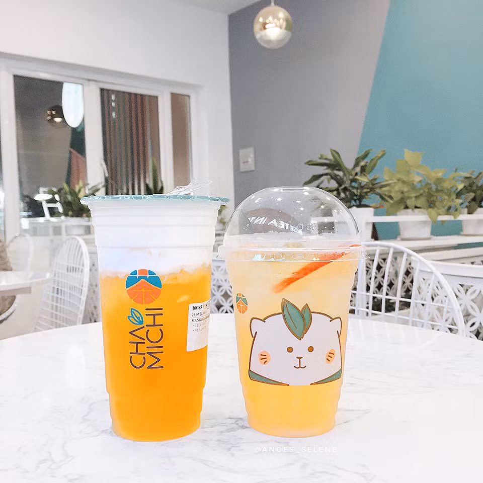 Đặc biệt, ở thời buổi hiện đại, bạn chỉ cần gọi điện là những thương hiệu trà sữa sẽ ship tới tận nơi cho bạn.