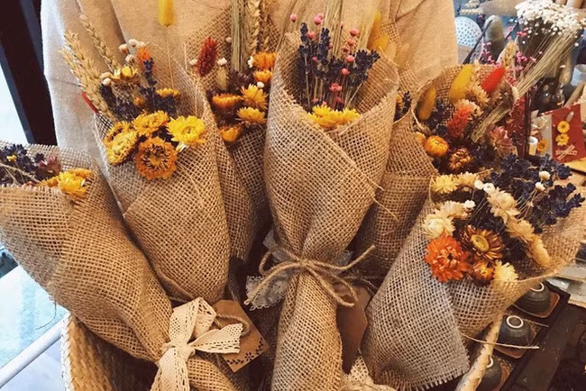 Trong ngày Quốc tế Phụ nữ này, bạn không nhất định phải tặng phái nữ bó hoa hồng đỏ thắm mà thay vào đó bạn có thể mua tặng một bó hoa sao, hoa baby, hoa bất tử.