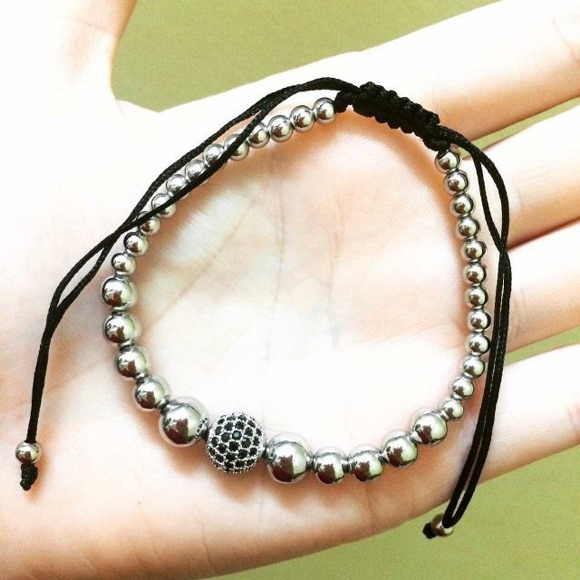 Những phụ kiện nhỏ nhỏ xinh xinh như vòng tay, khuyên tai, dây chuyền với giá 100 ngàn đồng đổ xuống cũng làm lay động các cô gái.