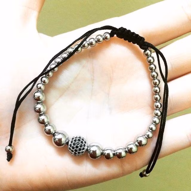 Những phụ kiện nhỏ nhỏ xinh xinh như vòng tay, khuyên tai, dây chuyền với giá 100 ngàn đồng đổ xuống cũng làm lay động các cô gái.