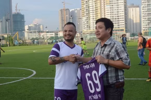 Chính chàng thủ lĩnh rock Việt này là một trong những thành viên đầu tiên của đội bóng đá FC ngôi sao (nơi quy tụ các văn nghệ sĩ tại Hà Nội). Ảnh: Bongda.net