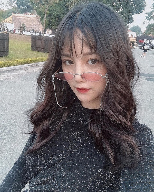 Việt Hà thu hút sự tham gia trên mạng xã hội nhờ vẻ đẹp trong sáng, ngọt ngào nhưng đôi lúc, cô bạn cũng "biến hình" thành quyến rũ, trưởng thành.