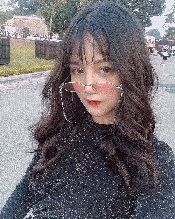 Việt Hà thu hút sự tham gia trên mạng xã hội nhờ vẻ đẹp trong sáng, ngọt ngào nhưng đôi lúc, cô bạn cũng "biến hình" thành quyến rũ, trưởng thành.