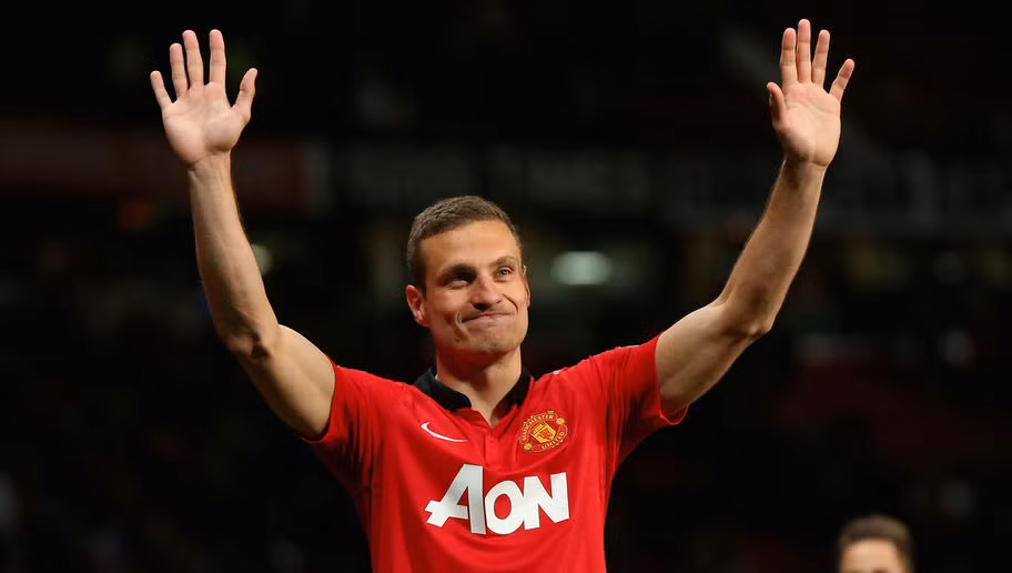 Nemanja Vidic cũng là cầu thủ được vinh danh tại hậu vệ hay nhất lịch sử Ngoại hạng Anh. Lá chắn người Serbia đã ra sân tổng cộng 211 lần trong màu áo của Man United và đóng góp vào kỷ nguyên thành công của Quỷ đỏ với 3 chức vô địch Premier League cùng với đó là 1 danh hiệu Champions League.