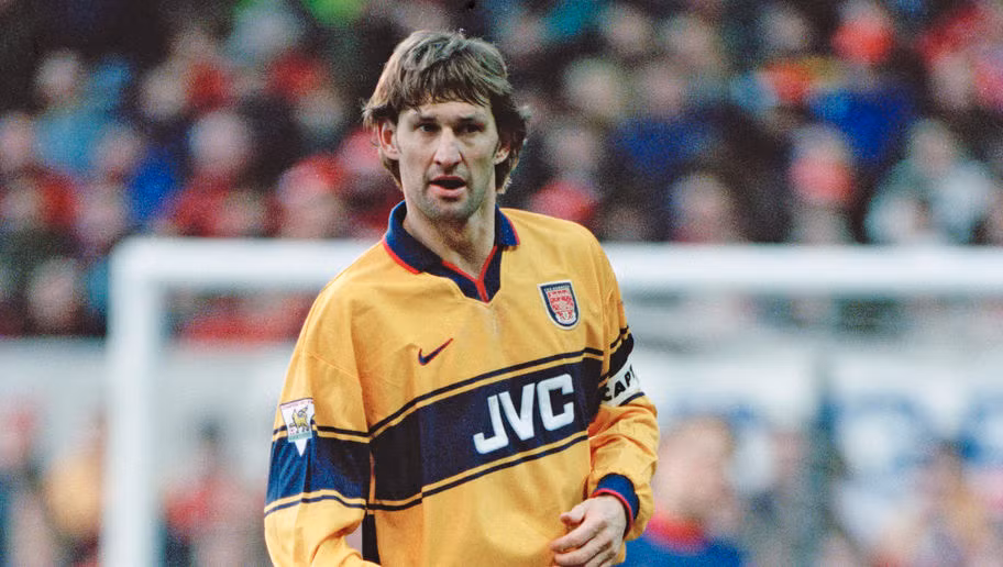 Xếp sau Ricardo Carvalho là huyền thoại Tony Adams của CLB Arsenal. Nhắc đến hậu vệ này, NHM các Pháo thủ thành London sẽ nhớ ngay đến những pha bức tốc thần thánh ở biên phải và những pha tạt bóng chính xác vào trong cho các tiền đạo ghi bàn.