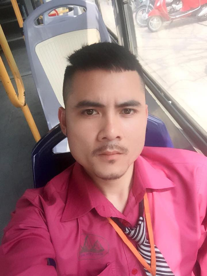 Và anh chàng thứ ba chưa rõ đang làm gì nhưng bức hình chụp trong một quán cà phê vẫn được lan truyền chóng mặt. Đặc biệt, với chiếc kính mặt che đi một phần gương mặt càng thấy như Hoa Vinh.