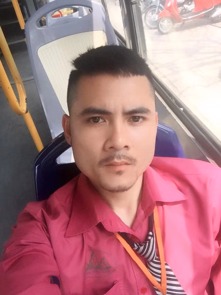 Và anh chàng thứ ba chưa rõ đang làm gì nhưng bức hình chụp trong một quán cà phê vẫn được lan truyền chóng mặt. Đặc biệt, với chiếc kính mặt che đi một phần gương mặt càng thấy như Hoa Vinh.