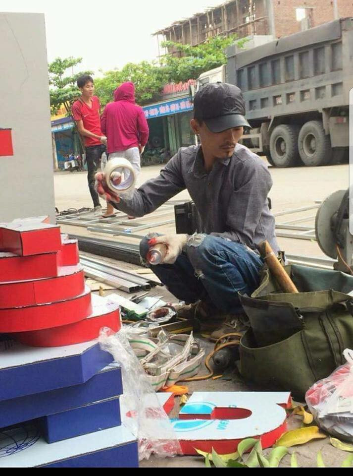 Cũng với cặp lông mày rậm, đôi mắt sâu và bộ râu quai nón đặc trưng khiến anh chàng này khá giống ca sĩ Hoa Vinh.