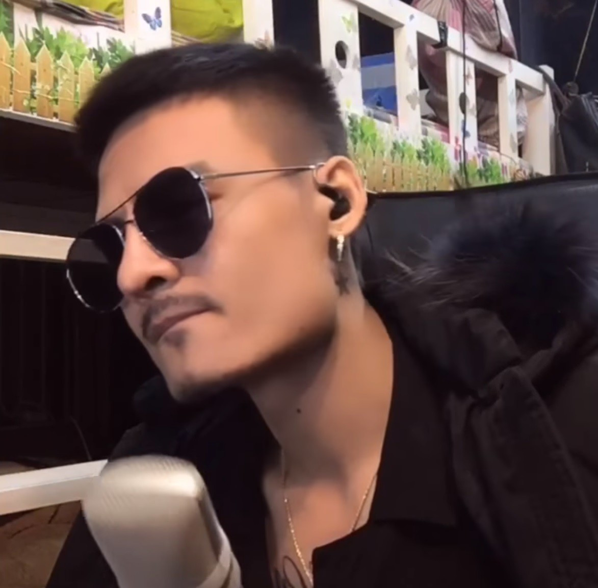 Đầu tiên, là anh chàng làm nghề bắn biển quảng cáo. Đây cũng là anh chàng giống Hoa Vinh nhất, đặc biệt ở góc nghiêng khiến không ít người ngỡ đây là Hoa Vinh thật.