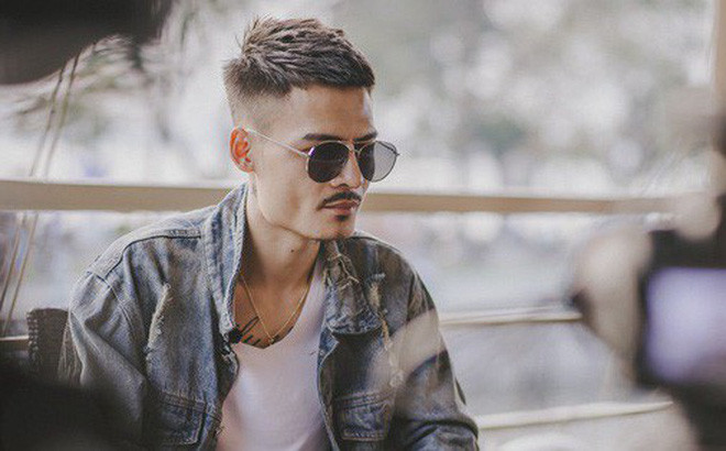 Tuy nhiên, qua quá trình xác minh thì những hình ảnh xuất hiện gần đây không phải là thánh livestream Hoa Vinh - thần tượng mới của giới trẻ mà là những con người hoàn toàn khác nhau. Thậm chí, mỗi người mỗi công việc và ở những thành phố khác nhau.