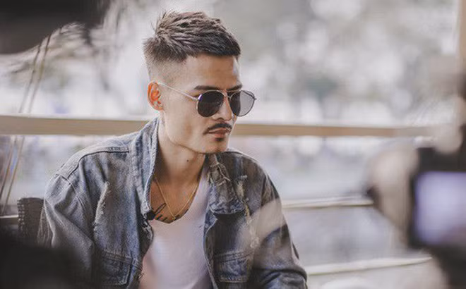 Tuy nhiên, qua quá trình xác minh thì những hình ảnh xuất hiện gần đây không phải là thánh livestream Hoa Vinh - thần tượng mới của giới trẻ mà là những con người hoàn toàn khác nhau. Thậm chí, mỗi người mỗi công việc và ở những thành phố khác nhau.