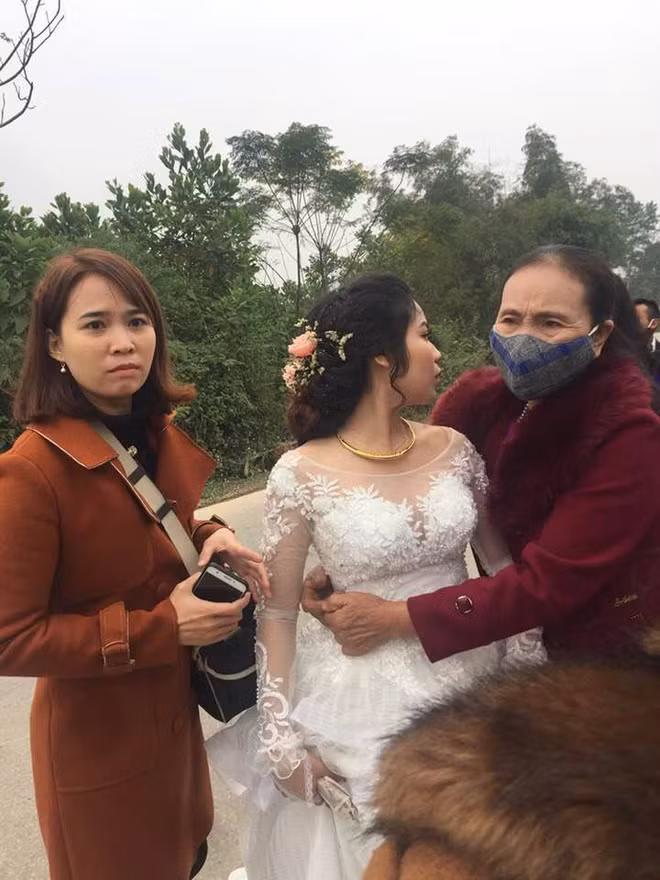 Sau khi sự cố xảy ra, cô dâu quê Tân Kỳ vẫn chưa hết hoảng hồn và luôn mắt tìm kiếm người chồng của mình và hỏi han xem anh chàng này có bị sao ko?