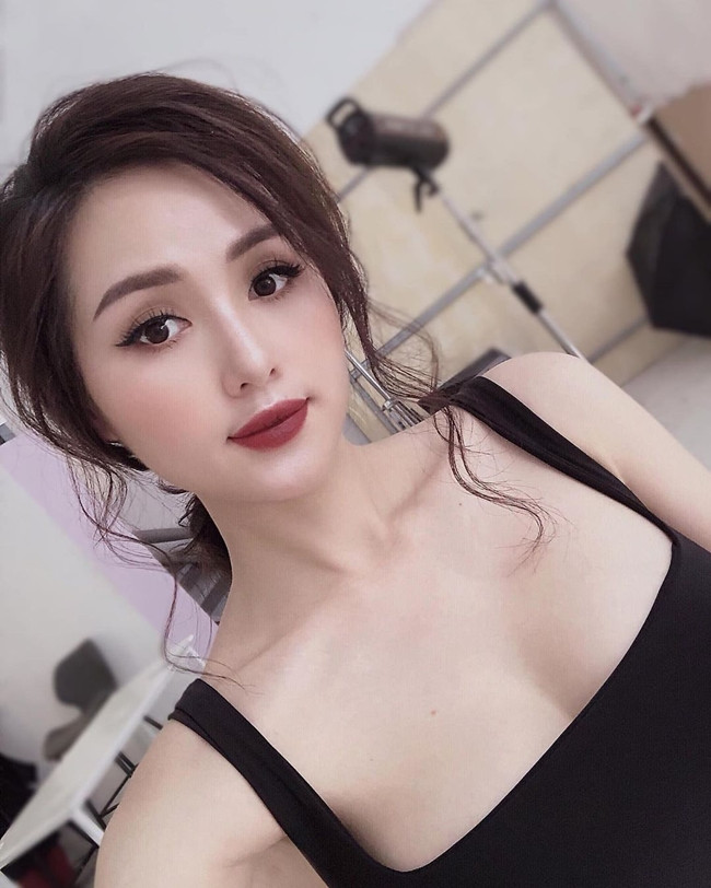 Khi nhắc đến hot girl đời đầu, không thể không nhắc đến Tâm Tít. Tâm Tít có tên thật là Phạm Thanh Tâm, sinh năm 1989, cô là hotgirl đình đám tại Hà Nội.