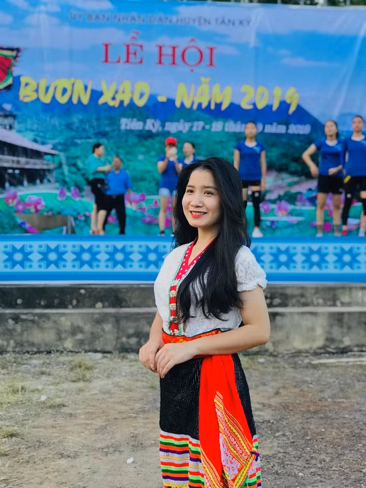 Vừa qua, dân mạng truyền tay nhau bức ảnh về cô gái trẻ mặc trang phục dân tộc Thái chụp ảnh trong lễ hội Bươn Xao ở huyện Tân Kỳ, Nghệ An. Hot girl dân tộc này nhanh chóng gây chú ý CĐM bằng sự duyên dáng và xinh đẹp của mình.