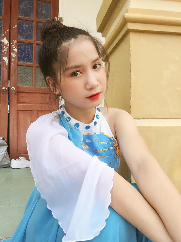 Theo chia sẻ của Thúy Vinh, bức ảnh mặc đồ dân tộc của mình được chụp vào ngày 17/9 vừa qua, cô đến lễ hội để tham quan và xem các tiết mục văn nghệ.