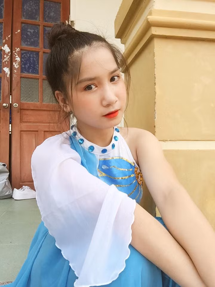 Theo chia sẻ của Thúy Vinh, bức ảnh mặc đồ dân tộc của mình được chụp vào ngày 17/9 vừa qua, cô đến lễ hội để tham quan và xem các tiết mục văn nghệ.