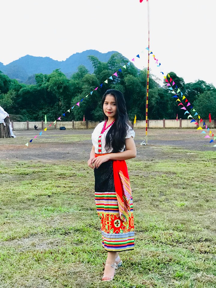 Theo tìm hiểu, cô gái mặc đồ dân tộc nổi tiếng trên MXH trên có tên Nguyễn Thúy Vinh, nữ sinh lớp 12 trường THPT Tân Kỳ, Nghệ An.