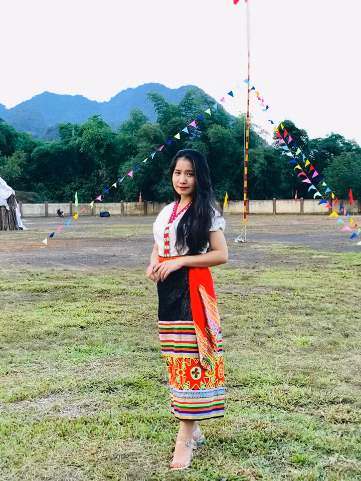 Theo tìm hiểu, cô gái mặc đồ dân tộc nổi tiếng trên MXH trên có tên Nguyễn Thúy Vinh, nữ sinh lớp 12 trường THPT Tân Kỳ, Nghệ An.