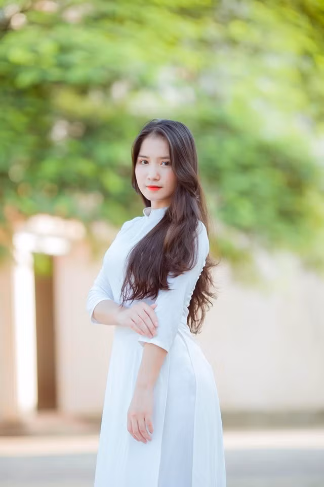 Trang cá nhân của Thúy Vinh tăng hàng trăm follow sau khi hình ảnh của cô được đăng lên các page đông thành viên của Facebook.