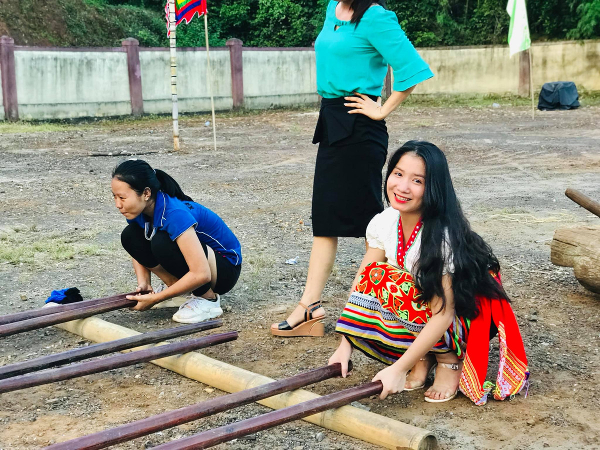 Ngay sau khi xuất hiện, gái xinh dân tộc đưa dân mạng vào trạng thái háo hức muốn biết info. Thậm chí, nhiều người đã cất công đi truy lùng từng ngóc ngách để biết được thông tin của cô nàng.