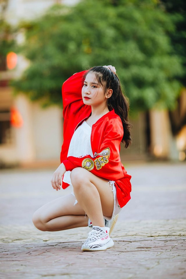 Sau khi bất ngờ được CĐM chú ý, Thúy Vinh chia sẻ cảm xúc: "Thấy mọi người mặc trang phục dân tộc Thái thì em cũng thuê đồ để diện cho giống thôi, không ngờ lại được chú ý".