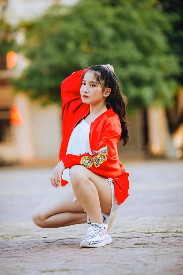 Sau khi bất ngờ được CĐM chú ý, Thúy Vinh chia sẻ cảm xúc: "Thấy mọi người mặc trang phục dân tộc Thái thì em cũng thuê đồ để diện cho giống thôi, không ngờ lại được chú ý".