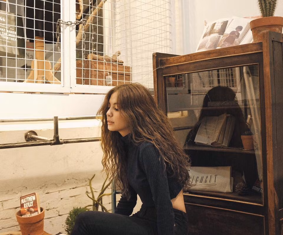 Cách kết hợp pha trộn giữa nét nữ tính và phóng khoáng tạo nên tổng thể đầy cuốn hút cho nàng mẫu đến từ Tây Nguyên. Cô bạn này thích nhất hai màu đen, trắng và cũng thường xuyên diện đồ có hai màu này. Cũng theo chia sẻ của Quách Ý Nhi, quần áo của cô thường được sắm tại chính những cửa hàng cô nàng chụp lookbook. Ngoài ra, cô nàng còn mê hàng hiệu bình dân khác. Ảnh trong bài: Instagram nhân vật.