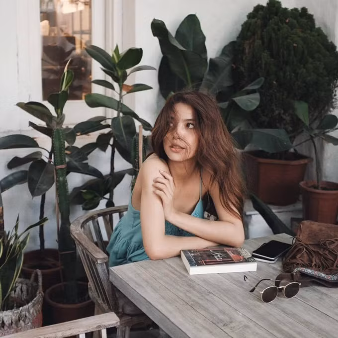 Quách Ý Nhi hay còn được biết đến với nickname Teela sinh năm 1995 tại Buôn Mê Thuật và hiện đang là sinh viên một trường Đại học tại Sài Gòn.