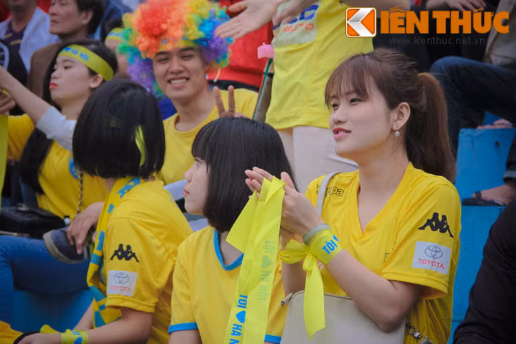 Bằng những tiếng hò reo không ngớt, cùng những màn cổ vũ hết sức đặc trưng. Các đóa hoa "vô thường" của hội CĐV Contras Hà Nội đã khiến khán giả có mặt trên sân phải chú ý tới họ.