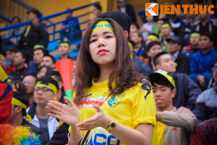 Những màn cổ vũ hết sức bài bản của các nàng WAGs xinh đẹp đã khiến không khí của một trận bóng đá trở nên vô cùng sôi nổi.