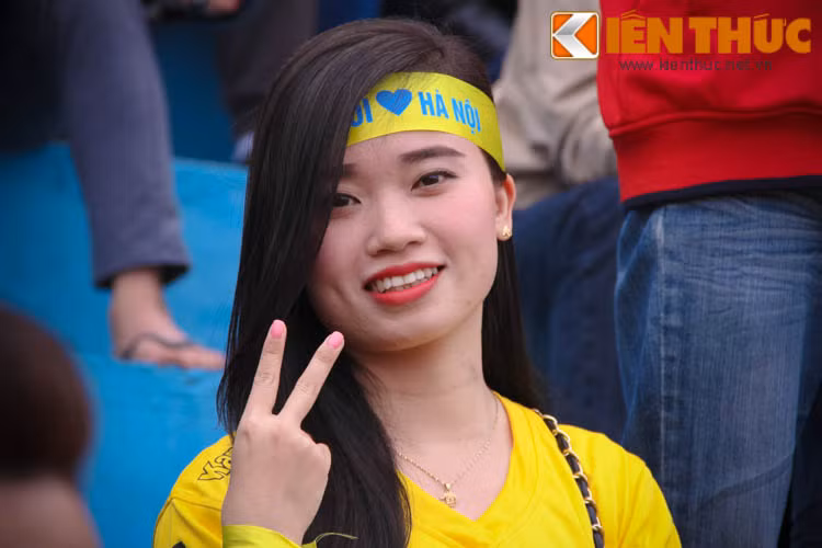 Cô nàng xinh đẹp Hồng Liên (SN 1986) hiện đang là nhân viên thời trang cho biết: "Với mình, mỗi cuối tuần được đến sân là một ngày vui. Mình được hòa vào một cộng đồng sinh hoạt, cổ vũ cho bóng đá hết sức cuồng nhiệt".