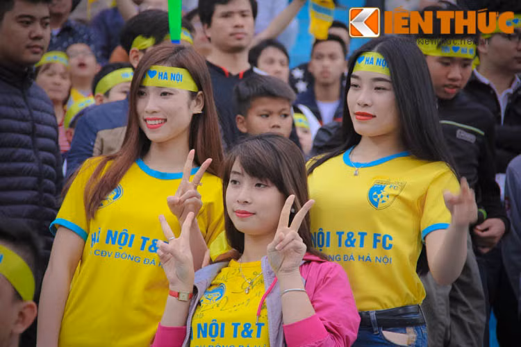 Việc các cô nàng xinh đẹp đến với bóng đá thì dường như tinh thần môn thể thao vua của đất Thủ đô đang dần dần sống lại. .