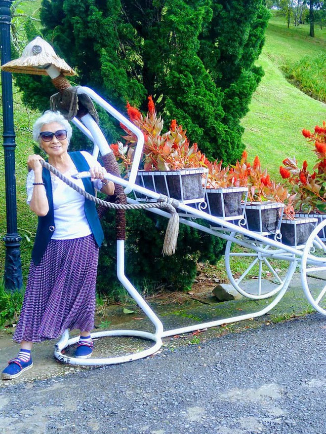 Chia sẻ về người bà của mình, Thiên Ca cho biết bà ngoại trước đây vốn là thanh niên xung phong nên luôn có trong mình sự nhiệt huyết và ý chí mạnh mẽ. Bà thích thơ ca, văn nghệ, bà hay làm thơ tặng con cháu.