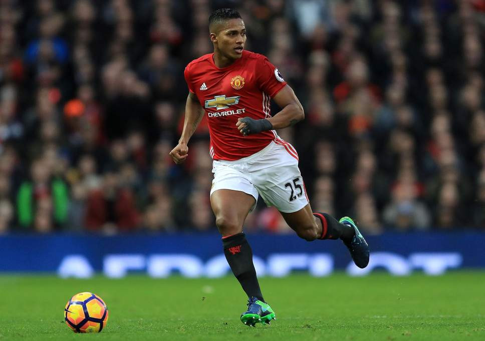 Tờ El Universo ở Ecuador cho biết, Antonio Valencia đã nhận được đề nghị ký hợp đồng 2 năm từ một CLB thuộc giải nhà nghề Mỹ (MLS). Hậu vệ 33 tuổi của Manchester United là mục tiêu của Arsenal, West Ham và 1 CLB ở Trung Quốc.