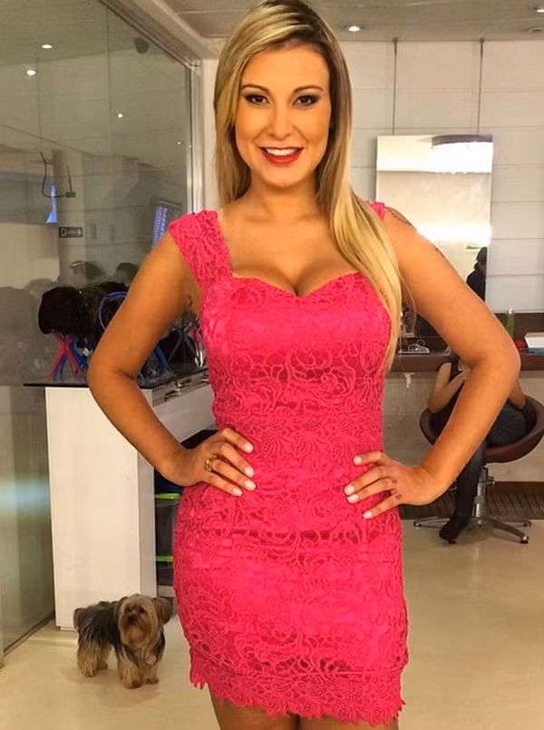 Andressa Urach là hoa hậu bốc lửa người Brazil, cô sinh ngày 11/10/1987. Hiện cô nàng này được biết đến là người mẫu ảnh vô cùng nổi tiếng tại xứ sở Samba.