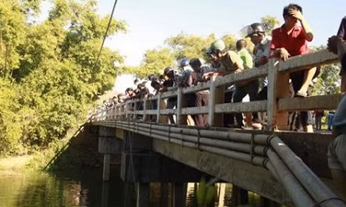 Người dân tập trung khu vực hiện trường chị T. tự tử. Ảnh: Báo Bình Định.