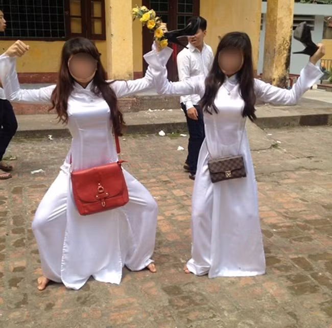 Xuống tấn để tập võ chứ không phải để pose dáng với áo dài. Ảnh trong bài: Sưu tầm Facebook.