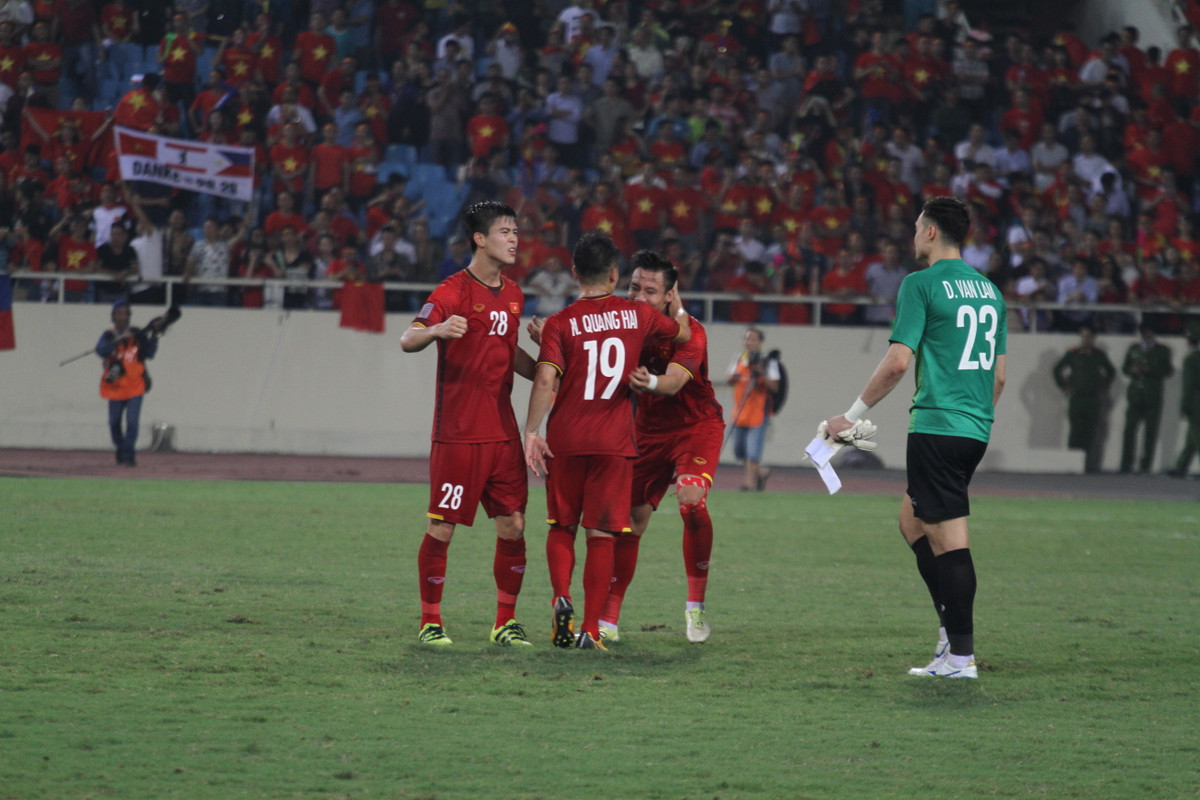 Tuy nhiên với khát khao cống hiến, Quang Hải vẫn đứng dậy để chết hết 90 phút trên SVĐ QG Mỹ Đình để mang về chiến thắng cho đội nhà.