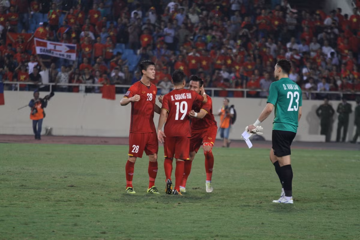 Tuy nhiên với khát khao cống hiến, Quang Hải vẫn đứng dậy để chết hết 90 phút trên SVĐ QG Mỹ Đình để mang về chiến thắng cho đội nhà.