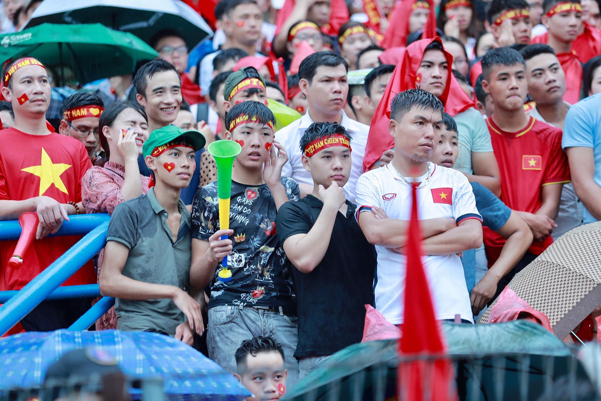 Không chỉ có người dân ở Hà Nội mà nhiều người ở các vùng lân cận như Hải Dương, Hưng Yên hay Vĩnh Phúc cũng tìm về sân Hàng Đẫy nơi có buổi offline xem bóng đá được hội CĐV VFS Miền Bắc và hội CĐV Contras Hà Nội tổ chức để cổ vũ cho thầy trò HLV Park Hang Seo.