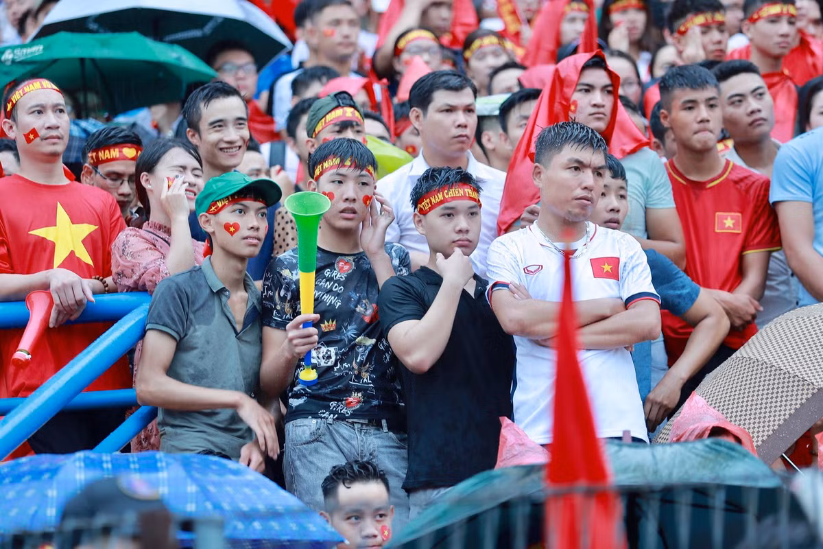 Không chỉ có người dân ở Hà Nội mà nhiều người ở các vùng lân cận như Hải Dương, Hưng Yên hay Vĩnh Phúc cũng tìm về sân Hàng Đẫy nơi có buổi offline xem bóng đá được hội CĐV VFS Miền Bắc và hội CĐV Contras Hà Nội tổ chức để cổ vũ cho thầy trò HLV Park Hang Seo.